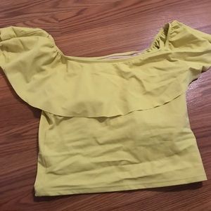 Ruffled top, yellow.